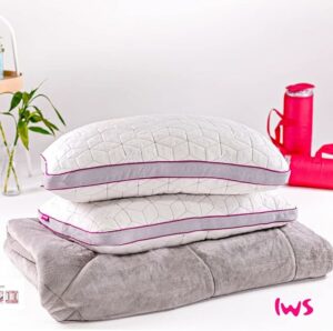 Você receberá o seu Travesseiro IWS Snow com a altura máxima que ele proporciona. Para ajustar para a altura ideal de acordo com o seu biotipo e posição de dormir, basta retirar o volume dessas espumas até que fique do jeito que você prefere! A bolsinha rosa que o Snow chega também serve para guardar o enchimento restante.