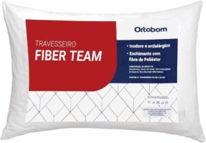 Simples, o travesseiro Fiber Time da Ortobom é uma ótima opção para casas de praia ou de campo. Ou ainda como segundo travesseiro da cama. Isso porque ele oferece uma qualidade básica. Seu enchimento é feito de fibra siliconizada, o tipo mais utilizado pela marca. Por isso, ele é bem fofo.